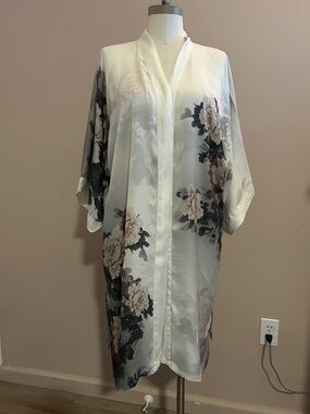 Kim + Ono Silk Kimono White trim silk with gray floral mid-length body small